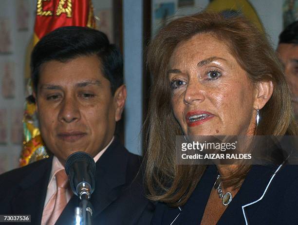 La ministra de Defensa de Chile Vivianne Blanlot responde preguntas a la prensa junto a su homologo boliviano Walker San Miguel a su arribo al...
