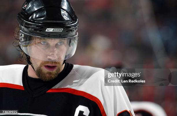 Peter Forsberg of the Philadelphia Flyers prepares to face-off in a NHL game against the New York Islanders at the Wachovia Center on January 18,2007...