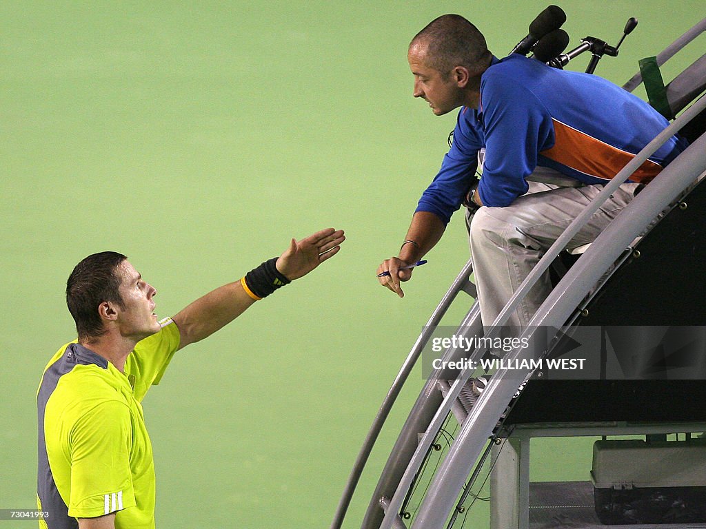 Marat Safin (L) of Russia argues with th