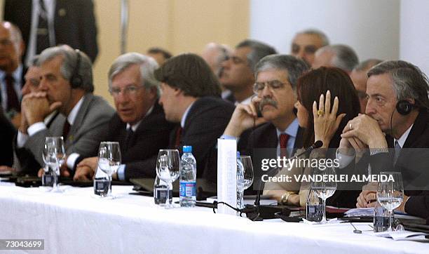 Rio de Janeiro, BRAZIL: Nestor Kirchner , presidente de Argentina y su homologo de Uruguay, Tabare Vazquez , escuchan el discurso del presidente...