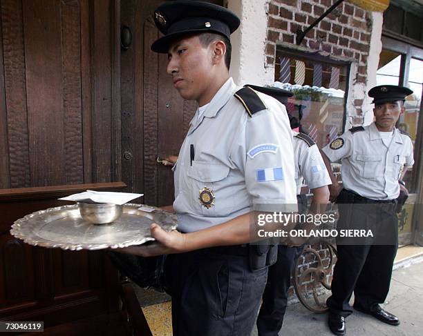 Un agente de la Policia Nacional Civil decomisa una bandeja de plata en el centro historico de Ciudad de Guatemala, el 19 de enero de 2007. La PNC y...