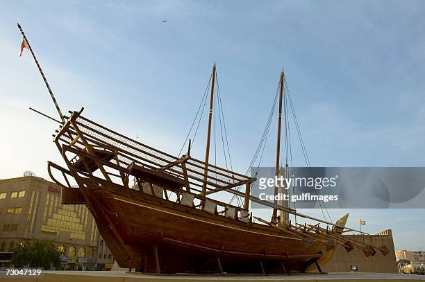 boat  at dubai museum - al fahidi fort fotografías e imágenes de stock