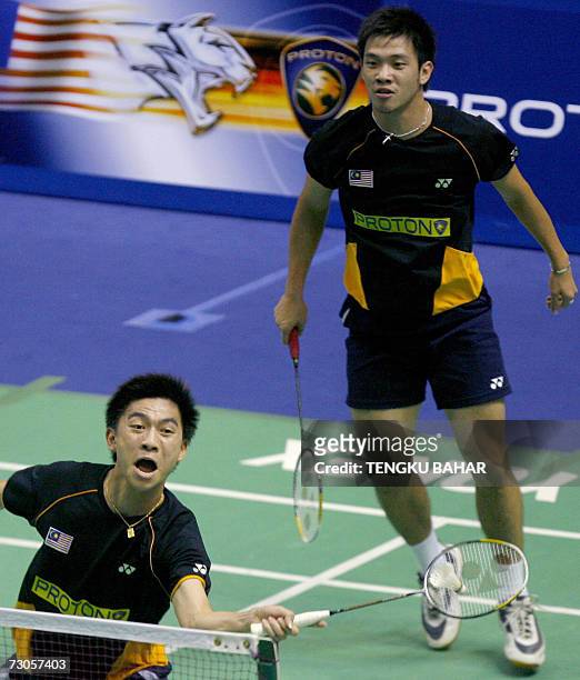Kuala Lumpur, MALAYSIA: Malaysia's Tan Boon Heong recovers a drop shot while Koo Kien Keat looks on during their match against Indonesia-US doubles...