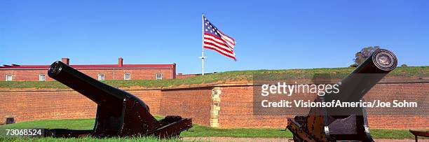 "cannons and wall at fort mchenry national monument, baltimore, maryland" - fort mchenry 個照片及圖片檔