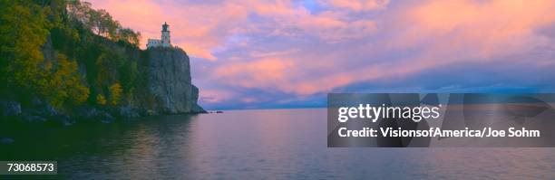 "lighthouse from 1905 at split rock, lake superior, minnesota" - lake superior stock pictures, royalty-free photos & images