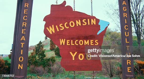 welcome to wisconsin sign - wisconsin welcome sign photos et images de collection