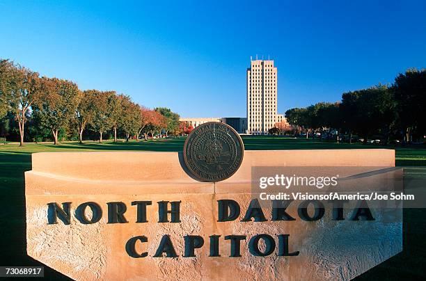 "state capitol of north dakota, bismarck" - bismarck north dakota stock-fotos und bilder