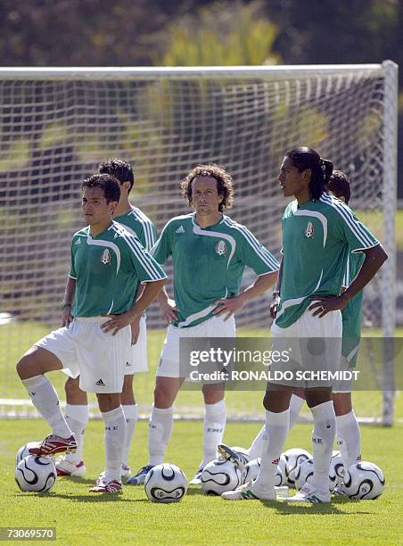 De izquierda a derecha: Israel Lopez , Gerardo Torrado y Joel Huiqui , seleccionados mexicanos de futbol durante un entrenamiento en la ciudad de...
