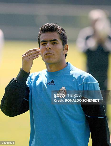 Oswaldo Sanchez, portero de la seleccion mexicana de futbol, saluda a la prensa al finalizar un entrenamiento en la ciudad de Mexico el 22 de enero...