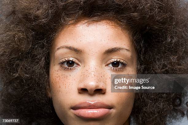 attraktive junge frau - natural black hair stock-fotos und bilder