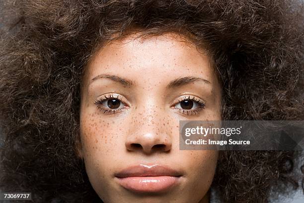 attraente giovane donna - capelli ricci foto e immagini stock