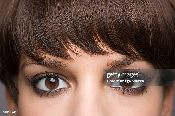 ojos de mujer joven - bangs fotografías e imágenes de stock