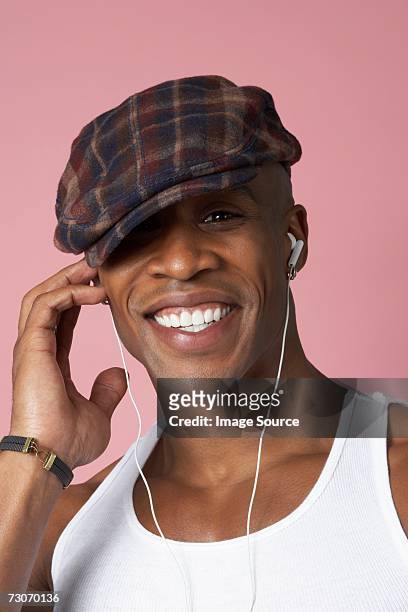 man listening to music - platte pet stockfoto's en -beelden
