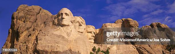 "this is a close up view of mount rushmore national monument against a blue sky. it shows the four faces of george washington, thomas jefferson, theodore roosevelt, and abraham lincoln." - rushmore george washington ストックフォトと画像