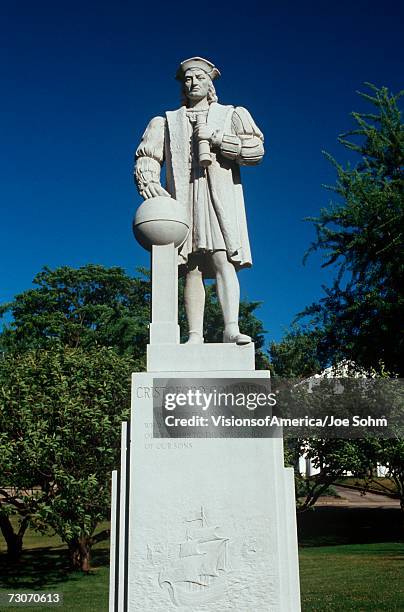 "this shows a statue of christopher columbus, in an outdoor, public area. it is situated on a pedestal commemorating 500 years since his discovery of america." - columbus government stock pictures, royalty-free photos & images