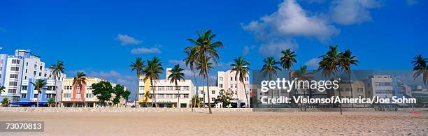 this is the art deco district of south beach miami. the buildings are painted in pastel colors surrounded by tropical palm trees. - panorama usa stock-fotos und bilder