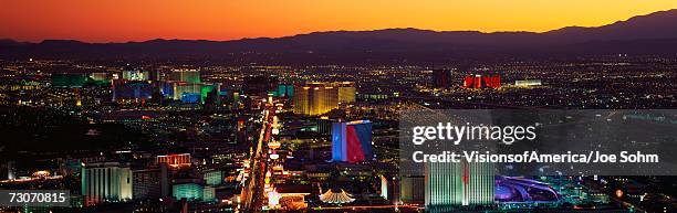 this is an aerial view of the strip showing an overview of the whole las vegas area at sunset. - the strip las vegas stock-fotos und bilder