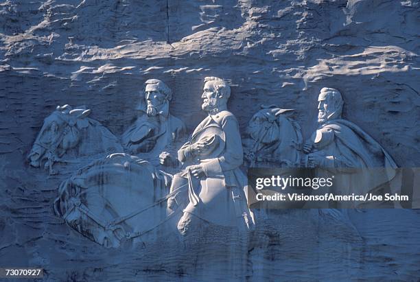 "confederate civil war memorial in stone mountain park, atlanta, ga, made of granite depicting jefferson davis, robert e. lee and stonewall jackson" - confederate army 個照片及圖片檔