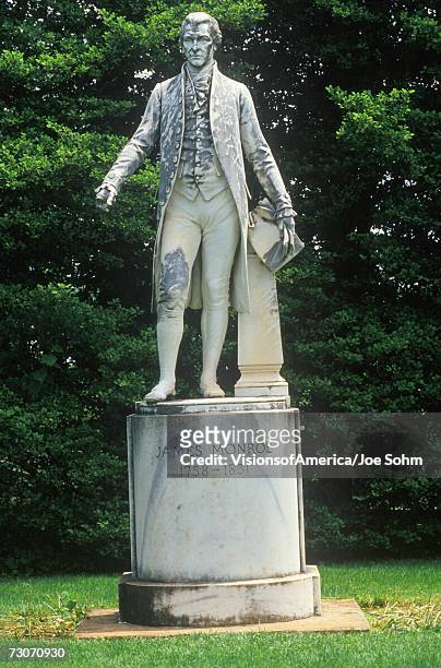 "ash lawn, grounds of president james monroe with statue, charlottesville, virginia" - james monroe us president stockfoto's en -beelden