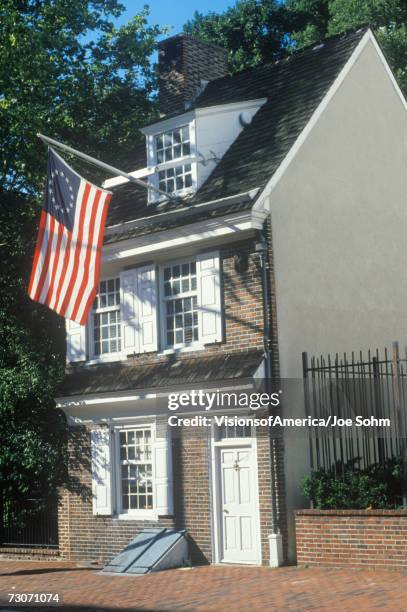 "betsy ross house, philadelphia, pennsylvania" - pennsylvania colony flag bildbanksfoton och bilder