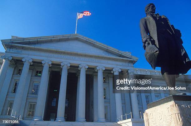 "statue of alexander hamilton in front of the united states department of treasury, washington, d.c." - 米国財務省 ストックフォトと画像