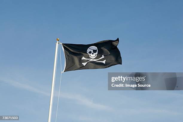 skull and crossbones - pirate flag stock-fotos und bilder