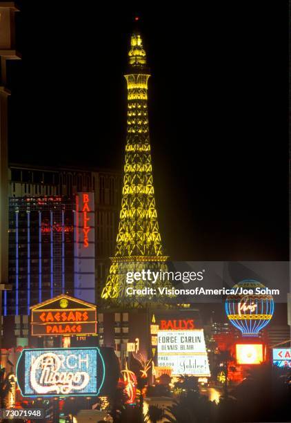 "eiffel tower replica at night, las vegas, nv" - paris las vegas imagens e fotografias de stock