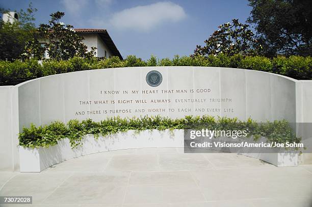 memorial with reagan quotation at the ronald w. reagan presidential library - reagan library fotografías e imágenes de stock