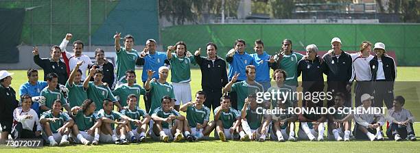 La seleccion mexicana de futbol, entrenador, jugadores y utileros, al finalizar un entrenamiento en la ciudad de Mexico el 22 de enero 2007. Este es...