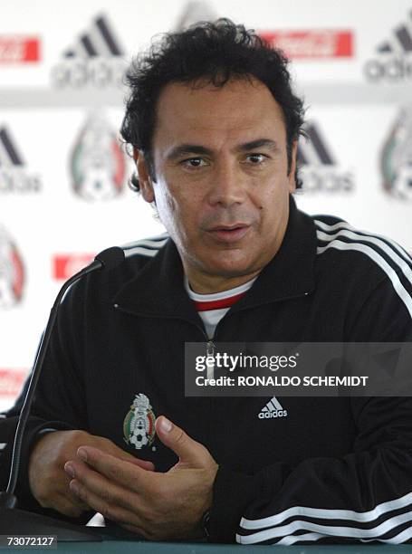 El director tecnico de la seleccion de Mexico Hugo Sanchez habla durante una conferencia de prensa al termino de un entrenamiento en la ciudad de...