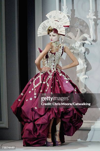 Christian Dior Spring 2007 Haute Couture Photos and Premium High Res ...