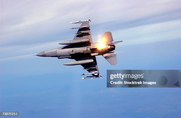 an f-16 fighting falcon from the ohio air national guard's 180th fighter wing drops flares while performing maneuvers at exercise northern edge 2006 at eielson air force base, alaska, on friday, june 9, 2006. - f 16 fighting falcon stock pictures, royalty-free photos & images