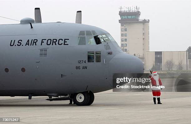 ramstein air base, germany - santa arrives here by a c-130 hercules december 12 to say hello to the kids at the 86th operations group christmas party. - hercules fotografías e imágenes de stock