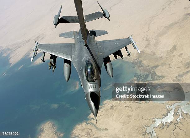 an f-16 fighting falcon aircraft from the alabama national guard refuels from a kc-10 extender while flying a close air-support mission over iraq july 18, 2006. - f 16 fighting falcon stock pictures, royalty-free photos & images