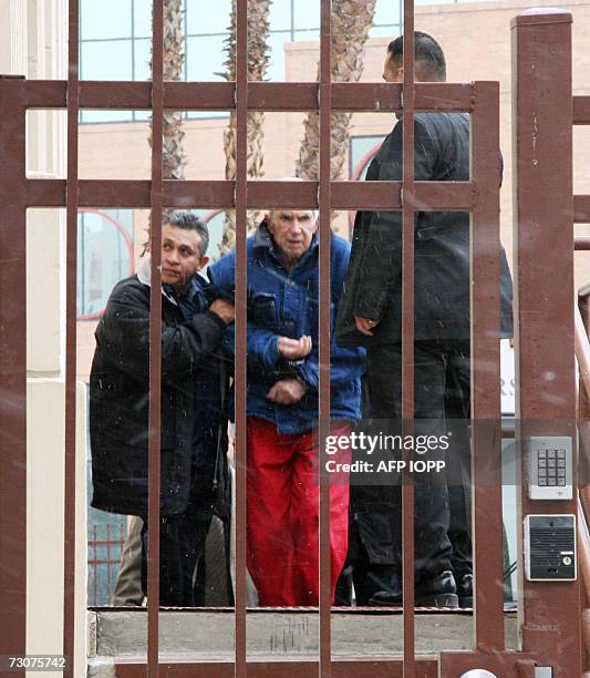 Anti-Castro militant Luis Posada Carriles is led by Federal US Marshals into the Texas Western District Court 22 January 2007 in El Paso, Texas....