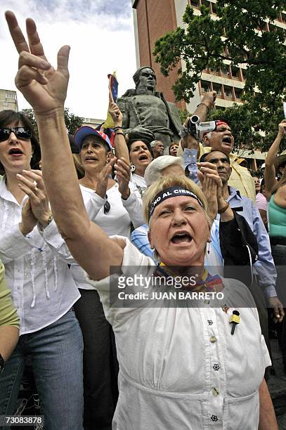Opositores al presidente venezolano Hugo Chavez realizan una concentracion en apoyo al canal de television Radio Caracas Television , en Caracas el...