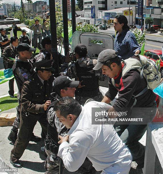 Activistas del movimiento Alianza Pais, del presidente Rafael Correa, intentan ingresar a la fuerza al edificio del Tribunal Supremo Electoral el 23...