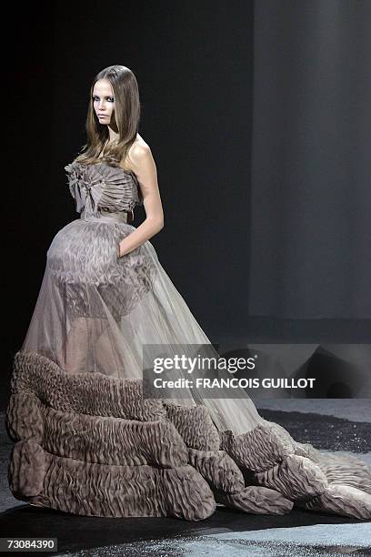 Model presents a creation by Italian designer Riccardo Tisci for Givenchy during the Spring-Summer 2007 Haute Couture show in Paris, 23 January 2007....