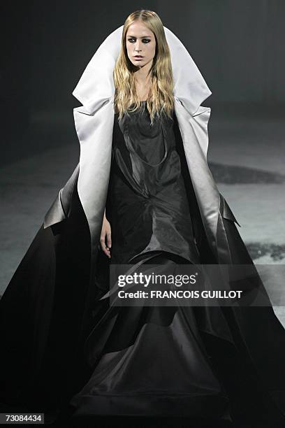 Model presents a creation by Italian designer Riccardo Tisci for Givenchy during the Spring-Summer 2007 Haute Couture show in Paris, 23 January 2007....