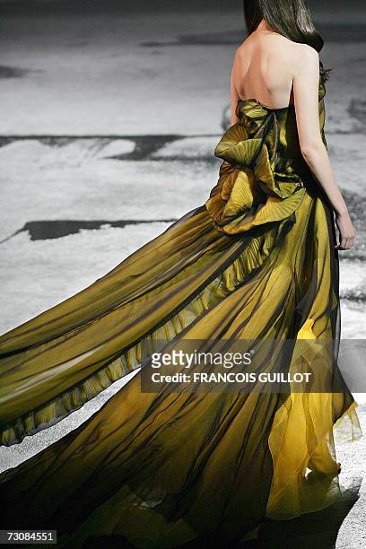 Model presents a creation by Italian designer Riccardo Tisci for Givenchy during the Spring-Summer 2007 Haute Couture show in Paris, 23 January 2007....