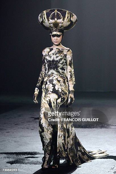 Model presents a creation by Italian designer Riccardo Tisci for Givenchy during the Spring-Summer 2007 Haute Couture show in Paris, 23 January 2007....