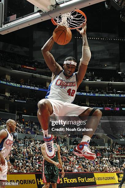 Elton Brand of the Los Angeles Clippers dunks against the Milwaukee Bucks January 23, 2007 at Staples Center in Los Angeles, California. NOTE TO...