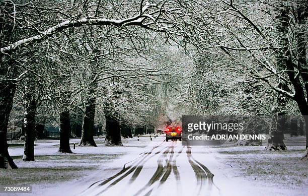 Isleworth, UNITED KINGDOM: A car driver applies the brakes while driving into Osterley Park, near Isleworth, west of London 24 January 2007. Between...