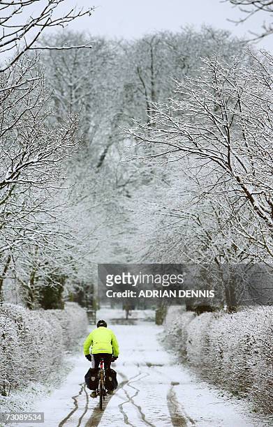 Isleworth, UNITED KINGDOM: A cyclist rides through into Osterley Park, near Isleworth, west of London, 24 January 2007. Between one and two...