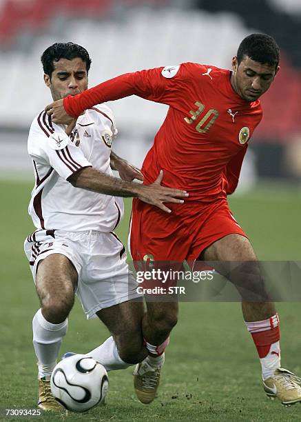 Abu Dhabi, UNITED ARAB EMIRATES: Ala'a Hubail of Bahrain vies with Yunes Ali of Qatar during their 18th Gulf Cup Championship football match in Abu...