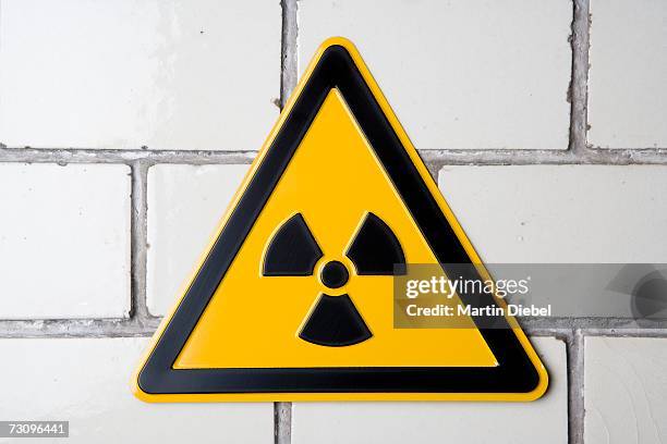 radioactive warning sign - sinal de radioatividade imagens e fotografias de stock