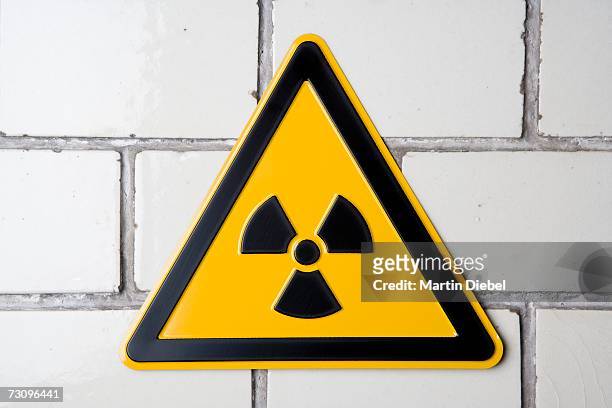 radioactive warning sign - radioactive contamination 個照片及圖片檔