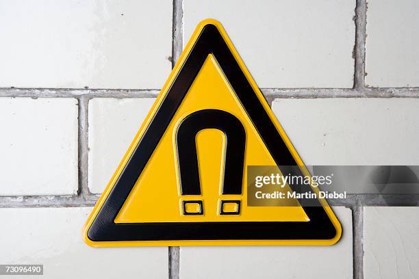 strong magnetic field' warning sign - magnetwand stock-fotos und bilder