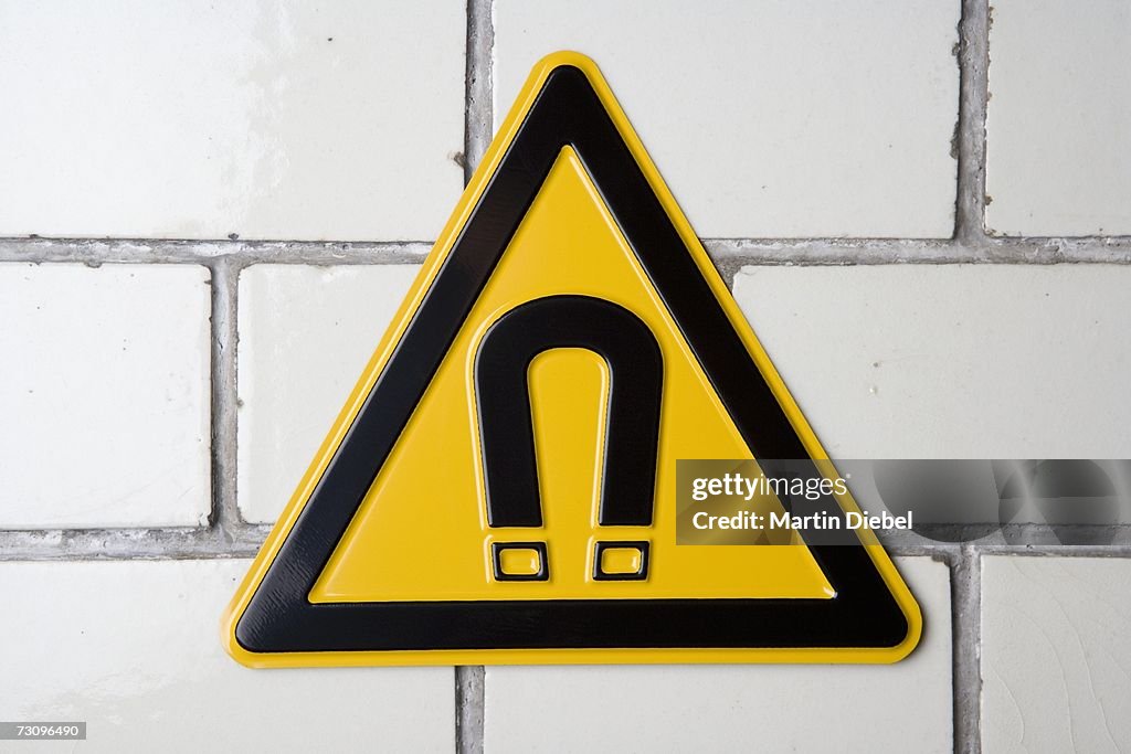 Strong Magnetic Field' warning sign