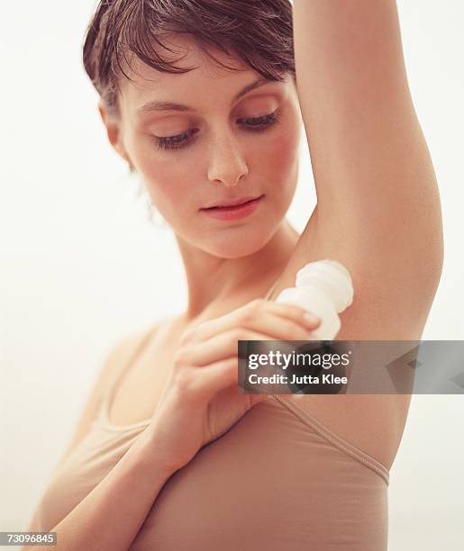 woman applying deodorant - female armpits imagens e fotografias de stock